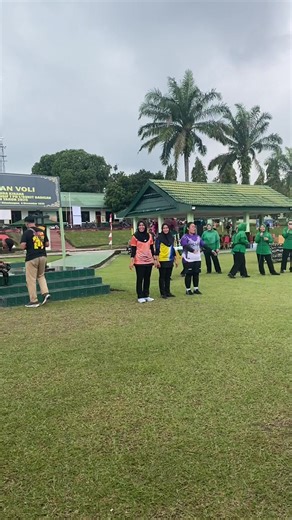 Tim sama sama ok dalam bermain ini . 122 VS 125 Lomba volly dalam rangka Hari ibu 2025 ❤️❤️🥰🫶 #vlog #persit #persitkartikachandrakirana #tni #tniindonesia🇮🇩