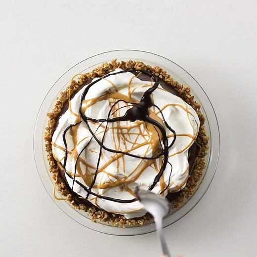 A no-bake chocolate and peanut butter refrigerated pie on a pretzel crust. Reese’s™ Peanut Butter Cup Icebox Pie recipe: https://www.bettycrocker.com/recipes/reeses-peanut-butter-cup-icebox-pie/4bb68c16-ba2d-43f3-852f-5d6c45116f69?utm_source=facebook&utm_medium=social_organic&utm_campaign=MSP_XX?mktgimp=XX | Betty Crocker