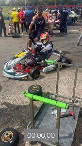 E aí foi rápido ??? Equipe @car_racing_team_ passando pneus nos treinos. Alguém aí consegue mais rápido?? • #kartbroficial #kart #karting #kartingracing #kartinglife #velocidade #speed #racing | Kartbroficial
