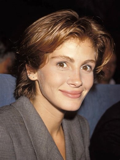 Natural, but so careless!😮Julia Roberts was recently caught by paparazzi without makeup or styled hair, and some of her fans could hardly recognize her.💁‍♀️Check the comments to see the photos of the actress💬👇 | Julia Roberts Fans