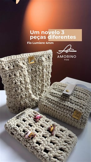 Crochê moderno | Por: Mônica Rodrigues on Instagram: "Quem nunca ficou na dúvida no rendimento de algum determinado Fio? Pensando nisso produzi várias peças usando apenas UM ROLO de fio Lumier Eclat de 4mm da @amorinofios . Foram três peças diferentes e cada uma com sua própria personalidade! São elas: • Bolsa Nuí • Carteira Nina • Case de celular Esse é o poder da criatividade no crochê: transformar o mesmo material em possibilidades infinitas, mas claro com o material certo! Me conta nos comen