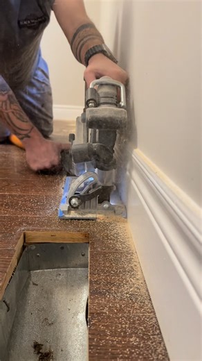 @blackwalnutflooringco on Instagram: "An easy way to demo and remove existing hardwood 👌🏼 Pre cuts by the baseboard allow you to remove flooring without damaging them. *this only works if customer wants an extra profile added to baseboard* In any other situation just remove the baseboard first. Hope this helps @blackwalnutflooringco #hardwoodfloors #flooringcontractor #dıy #baseboard #newfloors"
