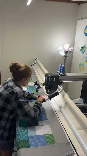 Loading a quilt to a longarm frame #longarmquilting #machinequilting
