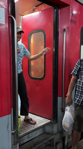 Reached Hazrat Nizamuddin Train Journey ❣️ . . . . #tavel #train #reels #minivlog | Itz Ruchi