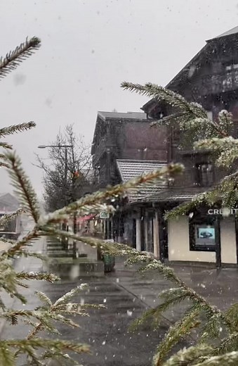 En direct du village ❄️ Nous allons prendre un peu de hauteur pour voir ce que ça donne sur les pistes, mise à jour à venir… 😉 | Morzine