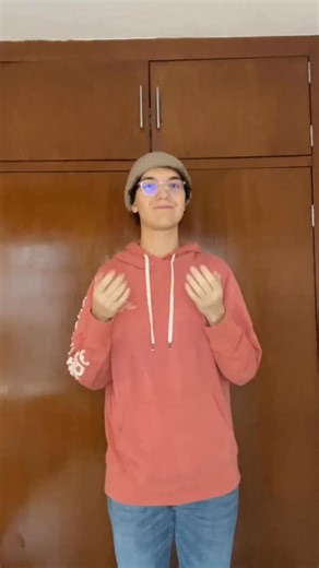 ¿Sabías que puedes obtener respuestas de tu subconsciente? 🧠 La prueba del balanceo es una variante del test muscular desarrollado en los años 60 por el quiropráctico Dr. George Goodheart, fundador de la Kinesiología Aplicada. Este enfoque propone que el cuerpo refleja información del inconsciente a través de micro-respuestas musculares y cambios sutiles en el equilibrio corporal. Para usar la prueba del balanceo se recomienda tomar agua antes, mantener una mente neutral, enfocarse claramente e