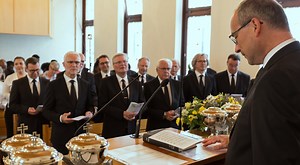 “Jesus Christ defines the rules of the game! He is the Lord!” clarified Chief Apostle Jean-Luc Schneider. In a divine service in Stockholm (Sweden) the Church leader preached about the tasks of the Apostles—as well as the things that are not part of their task—and the personal responsibility of the believers. | New Apostolic Church