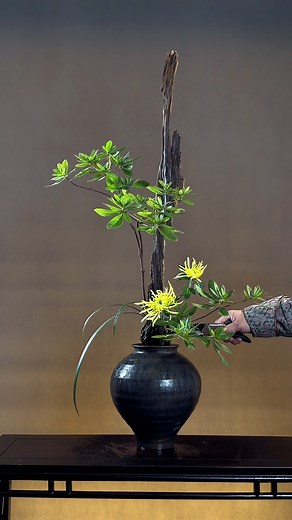 flower arrangement should be willing to prune, so that less is better than more, and virtual and real are born together. #Flower #teachesflowerarrangement #dmentflower #teachesflower #HolidayDecor #flower #canbox #arrangementflower | D’men Flowers