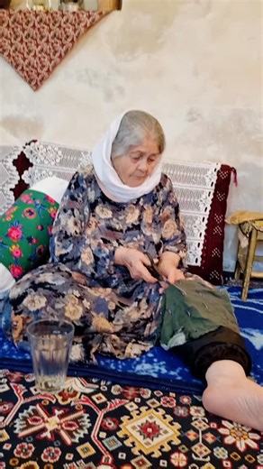 ‎زندگی روستایی | zendegi rostaeei‎ on Instagram‎: "قدیما وقتی سرماخوردگی اذیت می‌کرد، یه کاری می‌کردن که هنوز خیلی‌ها بهش اعتقاد دارن… 🌿 امروز یه روش سنتی بهتون نشون میدم؛ یه کاری که مادربزرگ‌ها انجام می‌دادن: بهش میگن کوپه. برای درمان سرماخوردگی، سینه درد یا کوفتگی بدن تعدادش باید فرد باشه و با دستِ گرم و حوصله انجام بدی. تو این کلیپ، مادربزرگم یکی از همون راه‌های قدیمی رو نشون میده 🤍 Back in the day, when a cold really got you, people used to do something that many still believe in… 🌿 Today