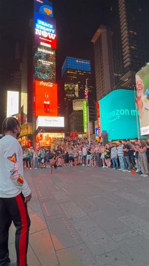 42K views · 1.5K reactions | ✨ A dance storm right in the heart of Times Square! ⚡️The lights , the crowd , the music , the energy Every step tells a story, every move sparks joy! Caught the beat of the city right on the streets! ️Dance isn’t just on a stage — it’s wherever your soul grooves! ❤️易What do you think of this street performance?  | New York Times Square | Facebook