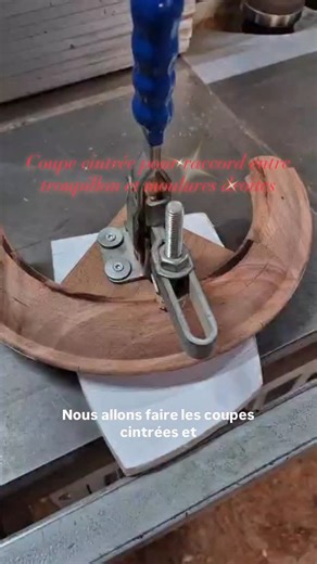 🎥 Comment réaliser une coupe cintrée pour raccorder une moulure courbe à une moulure droite Dans cette vidéo, nous vous montrons pas à pas comment réaliser un raccord parfait entre une moulure cintrée et une moulure droite. 👉 L’enjeu : obtenir une continuité fluide du profil, sans rupture visuelle, ni désaffleurement, tout en respectant le fil du bois et la logique constructive. Au programme : • 📐 Traçage précis du rayon et report des profils • 🪚 Préparation de la pièce cintrée (débit, calib