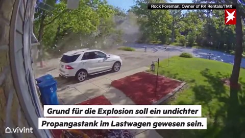 Lastwagen explodiert bei voller Fahrt auf Straße