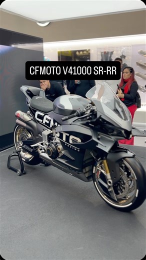 @cfmotoofficial just revealed its first full-fat liter superbike at EICMA 2025. The V41000 SR-RR packs a 210-horsepower V-4 engine, and look at those winglets. 😍 ————————— #cfmoto #motorcycle #superbike #literbike #ducati #v4 1000CC_1 #v41000 #sportbike #motorcycle #eicma | RideApart