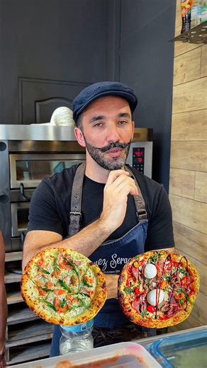 Quand t’as trop de choix… mais qu’au final ton cœur revient toujours à la même ❤️🍕 👉 Pour Romain, c’est la Spianata – 12€ 🍅 Sauce tomate 🌶 Spianata piccante (chorizo italien) 🍒 Tomates cerises 🧅 Pickles d’oignons rouges maison 🧀 Mozzarella 🌱 Roquette fraîche Une pizza napolitaine maison, généreuse, dispo uniquement à la pizzeria de Thuir ! Et toi, c’est laquelle ta préférée ? | Pizza Chez Serge