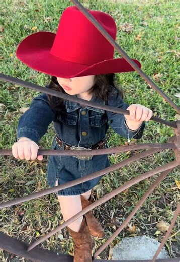 Let my little cowgirl be your rodeo outfit inspo this year🐎🤎🌾 #toddlerstyle#westernfashion#vaquera#stylishbaby#rodeo