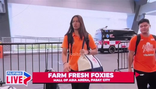 cait’s arrival during their game vs. cherry ev crossovers. #caitlinviray #caitviray #farmfreshfoxies #pvl2025 #fyp