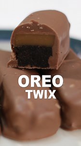 Learn how to make amazing homemade Oreo Twix. If you love Oreos and you love caramel and chocolate you are going to love this recipe. #oreo #oreotwix #twix | In The Kitchen With Matt