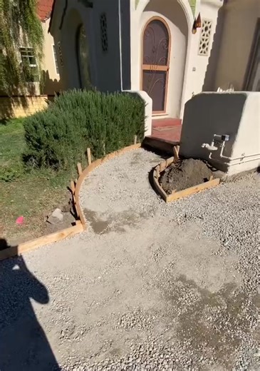 An easy way to build forms to pour curved sidewalksdrivewayspathways #driveway #concrete #sidewalk #hardsca | Dolph Remington