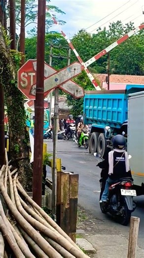 Train Crossing About to Close! 🚆⚠️ | Palang Segera Turun