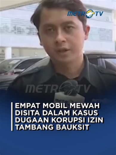 Kejaksaan Agung terus mendalami kasus dugaan korupsi dalam tata kelola izin usaha pertambangan bauksit yang melibatkan nama Sudanto alias Aseng. Dalam proses penyidikan terbaru, penyidik kembali melakukan pengembangan perkara dengan menyita sejumlah barang bukti penting. #metrotv #tiktokmetrotv #beritatiktok #beritaterkini #fyp #kejaksaanagung #kejagung #kasuskorupsi #korupsibauksit #korupsi #sudanto #pertambangan #tambangbauksit #penyidik