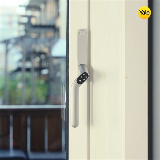 Utan nycklar blir livet mer bekvämt. Det har vi på Yale visat med våra smarta lås under många år. Även Yale Smart Code Handle hanteras helt utan fysiska nycklar. Låsa, låsa upp, dela ut behörigheter och se om dörren eller fönstret är ordentligt stängt och låst – allt detta hanterar du smidigt via appen Yale Home. Dessutom: du får notiser direkt i mobilen när någon låser upp. 💛Läs mer på vår sajt eller kolla hos en återförsäljare! | Yale Home Sverige
