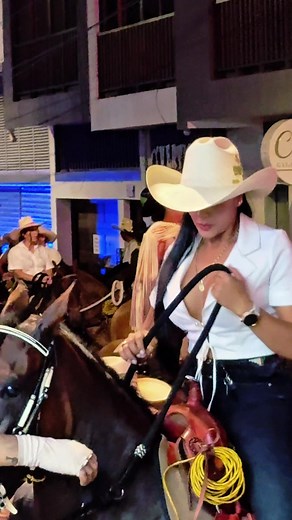 Cowgirl Riding Horse Skills: A Stunning Display