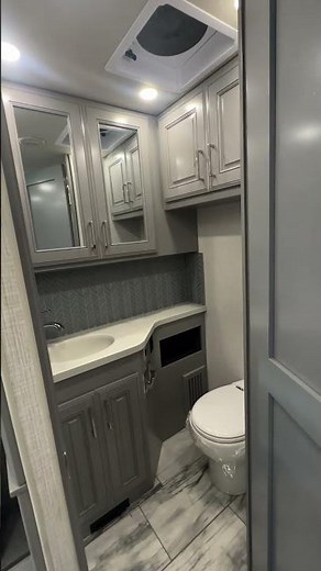 2025 Fleetwood Discovery LXE 44S has premium features with 4 slides, 1.5 baths & huge master suite