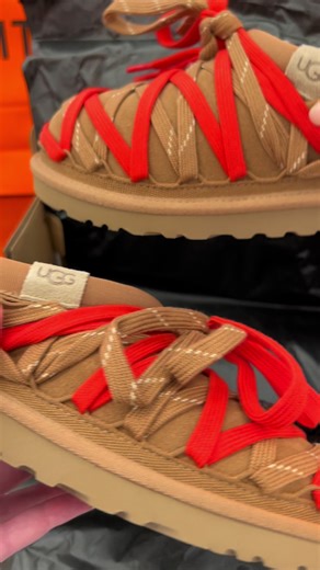 La Tasman Lace de UGG débarque chez Citadium 🤎 Le classique twisté qu’on lace à sa façon… Et parce qu’on aime les détails qui font tout : des charms offerts*✨ *sur condition d’achat d’une paire de Tasman Lace, Lowmel ou Lo Lowmel, uniquement à Citadium Haussmann, dans la limite des stocks disponibles