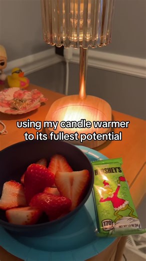 absolute 10/10 as a lazy high schooler doing anything BUT my homework #candlewarmer #chocolate #strawberry #chocolatestrawberries #fyp