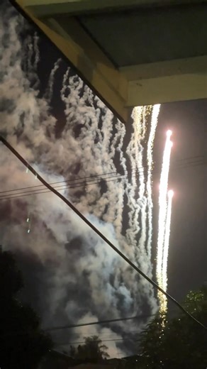 Bombel in Suriname. In Su is er dit jaar bijna twee keer zoveel vuurwerk geïmporteerd en het spul verkoopt gul en overal. Deze hele avond van 30 december staat bol van pagara's, prachtig siervuurwerk en ook heuse bommen. Ik doe er niet actief aan mee. Morgen is er de met name door jongeren drukbezochte 'pagara estafette' (vuurwerkesfafette). Ik zit op oudejaarsavond in de plane terug naar Holland en neem bijvoorbeeld een wijntje. Dat is ook leuk en die vlucht is relatief goedkoop! | Ronald Snijd