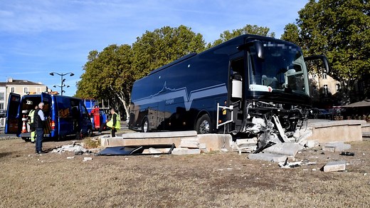 Spectaculaire accident dans le centre-ville de Carcassonne, un bus termine sa course dans la fontaine