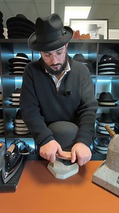 ✨ Du cône au chapeau ✨ Même quand on travaille en série, il y a des pièces qui rappellent pourquoi on a commencé. Cette fois, retour aux bases : un simple cône en feutre poil de lapin, façonné entièrement à la main. Former, tirer, bloquer, laisser sécher, ajuster… jusqu’à obtenir un chapeau abouti, du début à la fin. Un moment hors cadence, où le temps reprend sa place et où le geste parle plus fort que la série. 🎩🪡 Le savoir-faire à l’état pur. #Chapellerie #FeutrePoilDeLapin #DuCôneAuChapeau