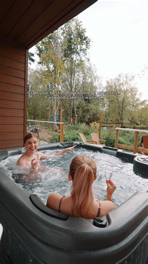 Grab your bestie and a bottle of your favourite wine, you need more days like this in 2026! 📍 Our Boxing Day sale is still going on, you can get 3 nights for the price of 2, book before end of January for any stay in 2026. Tag your bestie! #bath #wiltshire #getaway #bestfriend #hottub #staycation