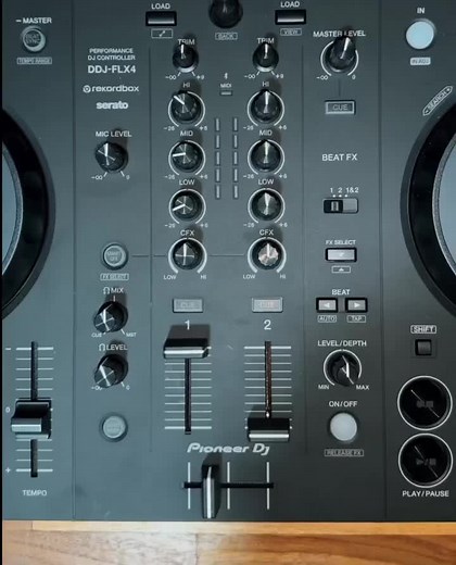 Why Most Professional DJs Avoid Using the Crossfader for Mixing