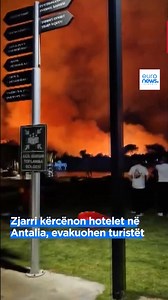 Zjarri kërcënon hotelet në Antalia, evakuohen turistët Një zjarr masiv ka shpërthyer në Belek, duke detyruar evakuimin urgjent të turistëve direkt nga hotelet. Pyjet pranë zonës turistike janë përfshirë nga flakët, të cilat po afrohen rrezikshëm drejt hoteleve. Autoritetet lokale kanë konfirmuar evakuimin, ndërsa dëshmitarë okularë ndajnë pamje me tym të dendur mbi qytet. Antalya është një nga destinacionet më të njohura për turistët e huaj, çka do të thotë se situata mund të prekë mijëra turist
