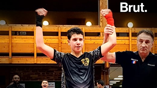 Il s'appelait Aymane, il avait 15 ans lorsqu'il a été assassiné. Espoir de la boxe thaï, il participait aussi à des combats de rue filmés et diffusés sur les réseaux sociaux… et un jour, tout a basculé. Pour éviter que ces vidéos n'entraînent d'autres drames et pour ne pas l'oublier, son père et son coach ont accepté de raconter son histoire à nos journalistes Yagmur Cengiz et Hugo Baiardi. | Brut