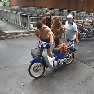 หลังจากวันนั้น ก็พบกะเทยมากมายแห่ไปทำรถล้มหน้าบ้านหลังนี้ | Gthai movie เกย์เว้ยเฮ้ย