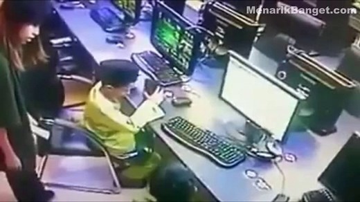 Kocak, VIDEO Bocah COLI di Warnet