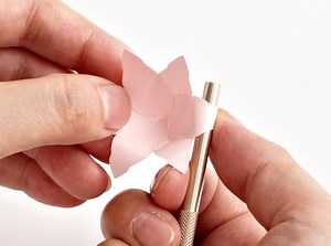 ペーパークイリング：リリー（ユリのお花）の作り方を動画で紹介｜NK craft