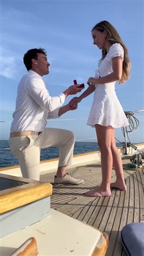 Just gonna put this right here for y’all! 💍🎉 @brooklynandbailey #soexcited #wedding #engagement