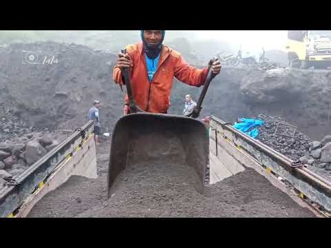 Sand Mining by Hand – Manual Labor in the Modern Age