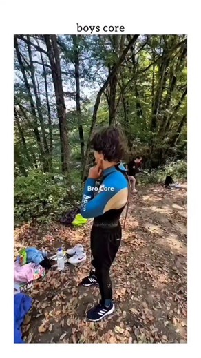 Breaking news on Instagram: "日本利用圧電 瓷将脚步转化为电能。这些瓷砖捕捉来自你脚步的动能。当你行走时,你的重量和动作会对瓷砖产生压力。瓷砖会轻微弯曲,从而产生机械应力。瓷砖内部的压电材料将这种应力转化为电能。每一步都会产生少量电荷,而数百万步结合在一起就能产生足够的电力来驱动LED灯、数字显示屏和传感器。在像混合车站这样繁忙的地方,每天大约有240万个脚步为这一系统作出贡献。这些电能可以被储存或立即使用,从而减少对传统电力来源的依赖,并支持可持续的城市基础设施。这种方法将日常运动转化为实用的可再生能源 #日本 #知識 #事実 #你知道吗 #推薦 #科技 #創新 #歴史 #技術 #実験 #熱門"