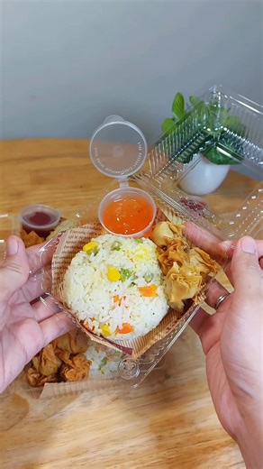 Crispy Wonton and Fried rice 🥟🥡 Ingredients: 150g minced pork 10 pcs. shrimp 1 onion 5 cloves garlic 1 tsp ginger knorr seasoning seasoning mix soy sauce black pepper siomai wrapper(2.5"x2.5") Business Idea: 40-50pcs wontons Clam shell 12"x11"x7.5" 30ml sauce canister *1 cup of rice each, 5 pcs. wonton #fblifestyle #businessidea #food #foodie #cooking #fyp | Maine Cooks