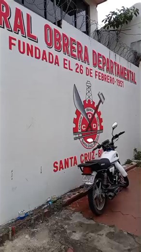 #RKC / COD SANTA CRUZ CONTINÚA EN VIGILIA PERMANENTE POR LA ABROGACIÓN DEL D.S 5503 Los Trabajadores Cruceños, continúan con su vigilia permanente y desde santa cruz repudian la gasificación hecha por el Gobierno a los machistas en la Sede de Gobierno. Pedimos al Presidente Rodrigo Paz, un poco de sensibilidad y que escuche a su pueblo, a la Clase Trabajadora, no somos terrorista y queremos que baje a los sectores y nos expliquen los artículos cuestionados qué ponen en riesgo la estabilidad labo