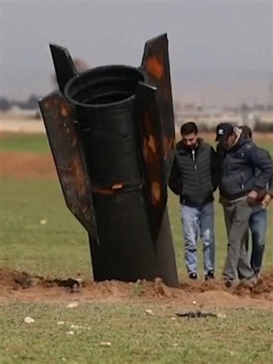 Βίντεο που δημοσίευσε το Reuters από την πόλη Qamishli στη Συρία, δείχνει κατοίκους να εξετάζουν συντρίμμια από τμήματα βαλλιστικού πυραύλου, τα οποία σύμφωνα με αναφορές προέρχονται από ιρανικό πύραυλο που αναχαιτίστηκε από αεράμυνες του ΝΑΤΟ. Ο πύραυλος φέρεται να πέρασε πάνω από το Ιράκ με κατεύθυνση τον εναέριο χώρο της Τουρκίας, στο πλαίσιο των ιρανικών αντιποίνων για επιθέσεις ΗΠΑ–Ισραήλ. Παρότι το Ιράν αρνείται ότι εκτόξευσε τον πύραυλο, Τούρκοι και αξιωματούχοι του ΝΑΤΟ αποδίδουν την εκτ