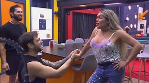 8.9M views · 10K reactions | Poncho de Nigris fue cómplice de la propuesta y hasta le consiguió el anillo a Nicola. Suscríbete a ViX, sigue las galas a las 10:00PM en Canal 5 y no te pierdas la final el domingo a las 8:00pm por Las Estrellas #LaCasaDeLosFamososMx | tlnovelas | Facebook