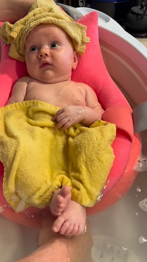 67 reactions · 7 comments | Mia is 10 weeks today and she loves her bath spa 勺殺 﫶珞 #bath #spa #mia #ourlove #10weeks #baby #newborn | Irena Petrovic | Facebook