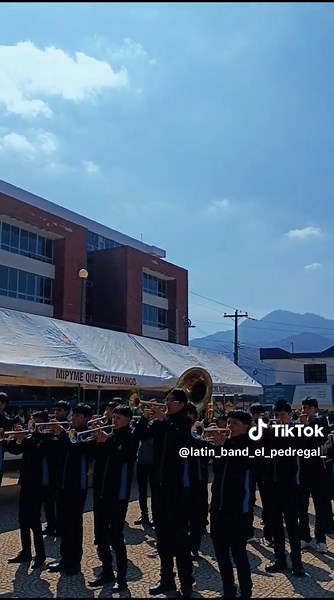 🎄✨ La Magia de la Navidad Hecha Música ✨🎄 En cada acorde, en cada nota, ponemos todo nuestro corazón para llevarte lo mejor de esta temporada tan especial. Somos más que una banda navideña. Somos un grupo de soñadores que trabaja incansablemente para que cada presentación sea mejor que la anterior. Porque sabemos que la música es el alma de la Navidad, y tú mereces lo mejor, Somos B.L.P 🩵🎺🥁🪘💃🏻✨ 🎶 Déjanos ser parte de tus momentos más mágicos. 🎶 ¡Sigue nuestro viaje, acompáñanos en cada