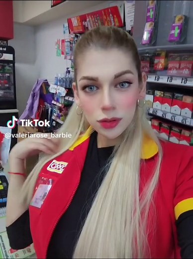 Transformación de cajera del OXXO en modelo - La chica del OXXO