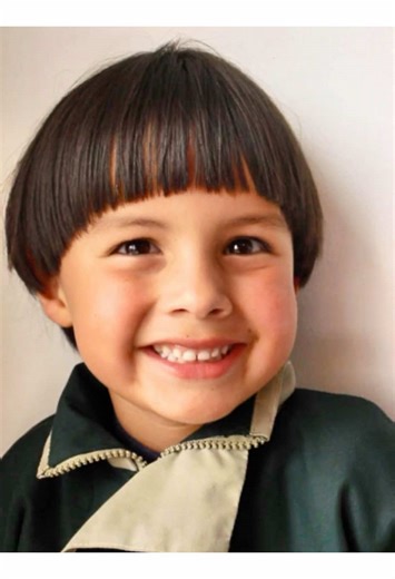 Ocho años después, la historia continúa ✨ El niño que conquistó a Colombia con su voz 🎤💙 hoy vive un nuevo capítulo como Juanse La Verde en La Casa de los Famosos 🏠 No te lo pierdas 👀 Todas las noches, 8:00 p. m. ⏰